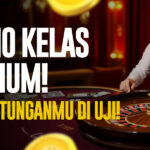 Seorang pria muda berpakaian formal duduk di meja roulette, tersenyum percaya diri di kasino berkelas dengan pencahayaan emas mewah.